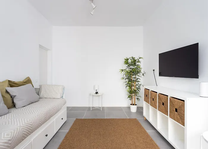 Home2book Lovely Carretas House, Center Apartment *